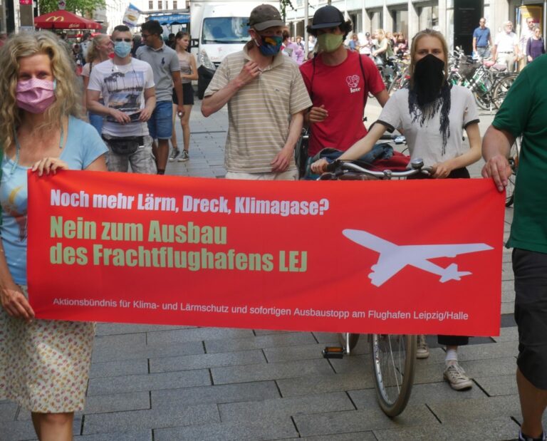 Demonstration mit Banner Aktionsbündnis für Klima- und Lärmschutz und sofortigen Ausbaustopp am Flughafen Leipzig/Halle