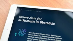 Broschüre zur Sächsischen KI-Strategie auf einem iPad