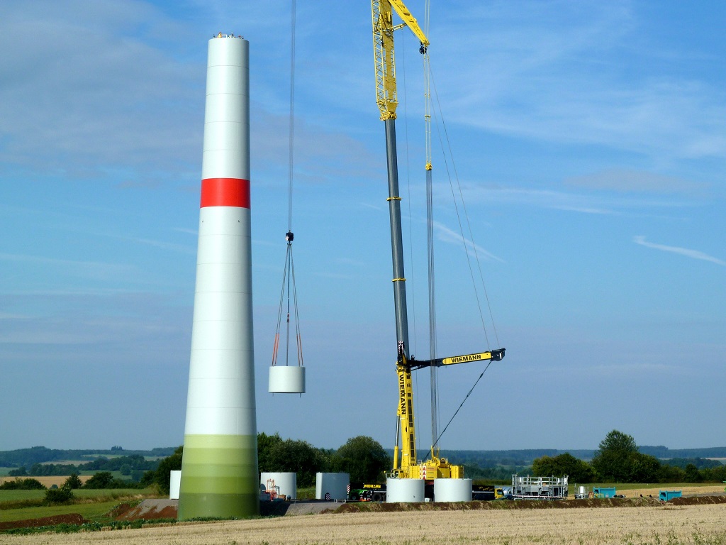 Montage eines Turmsegments einer Windkraftanlage mit Kran.