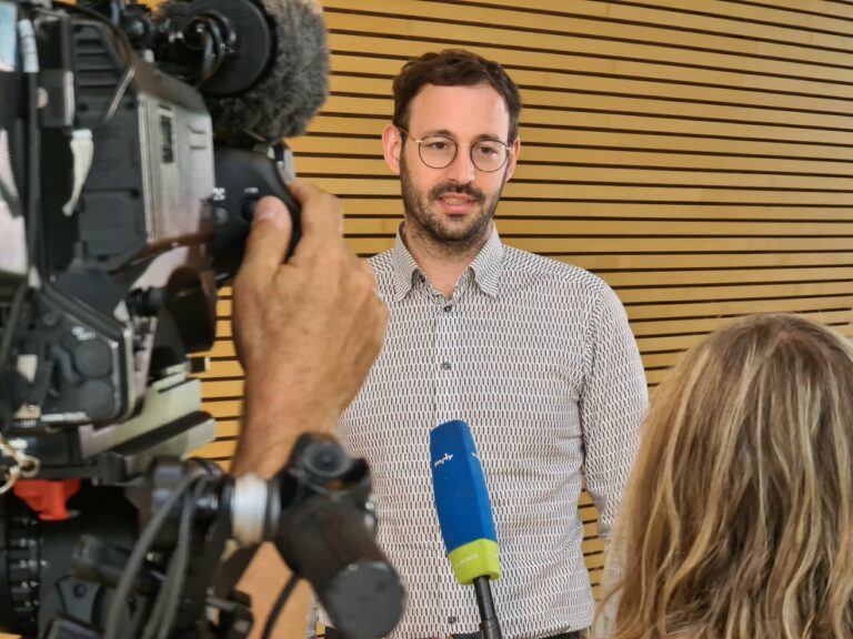 Daniel bei einem Interview im sächsischen Landtag