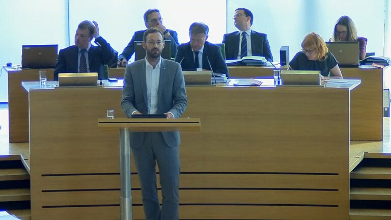 Auf dem Bild ist Daniel am Redepult im Landtag zu sehen.