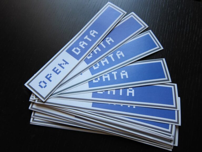 Foto von aufgefächerten Stickern mit der Aufschrift „Open Data“.
