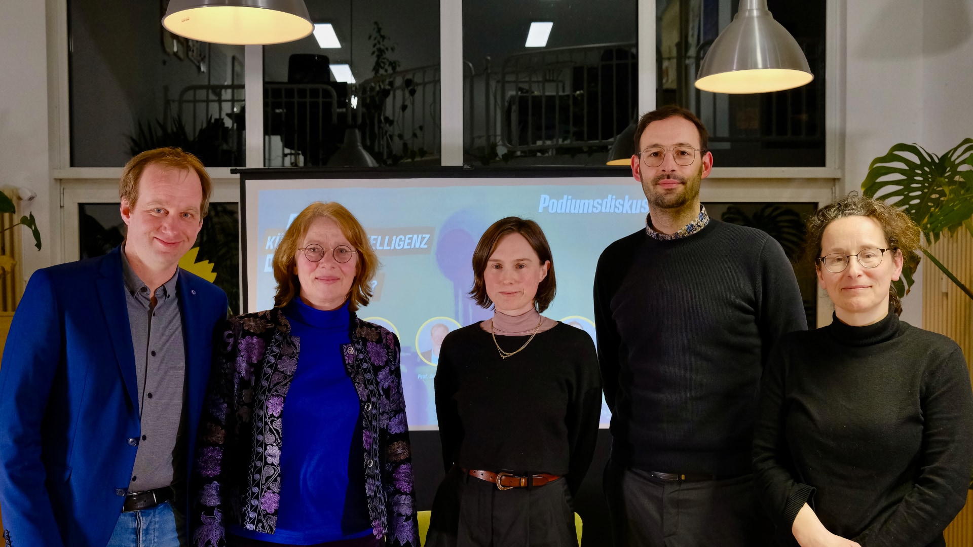 Foto der Expertinnen und Experten nach der Podiumsdiskussion „Wie viel künstliche Intelligenz verträgt unsere Demokratie?“ im GRÜNEN Quartier. Von links nach rechts: Prof. Dr. Thorsten Thiel, Tabea Rößner, Clara Helming, Dr. Daniel Gerber und Dr. Beate Ginzel.